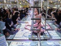 Jelang Lebaran, Toko Emas Ramai Diserbu Pembeli
