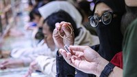 Pengelola menyebut jumlah pembeli meningkat dari sekitar 50 orang per hari menjadi 80 orang per hari menjelang hari raya. Foto: ANTARA FOTO/Makna Zaezar
