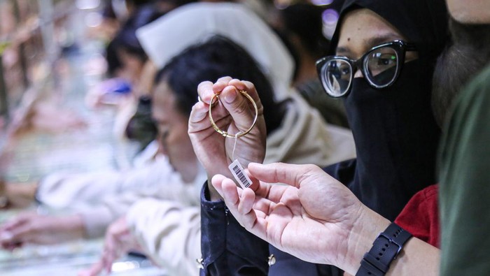 Sejumlah pekerja melayani calon pembeli emas perhiasan yang dijual di Toko Emas Semar Nusantara, Jawa Tengah, Kamis (19/3/2026). Menurut pengelola, penjualan emas perhiasan dengan berbagai macam jenis koleksi seperti gelang, cincin, dan kalung menjelang perayaan Hari Raya Idul Fitri 1447 Hijrah mengalami peningkatan dari 50 pembeli per hari menjadi 80 pembeli per hari. ANTARA FOTO/Makna Zaezar/rwa.
