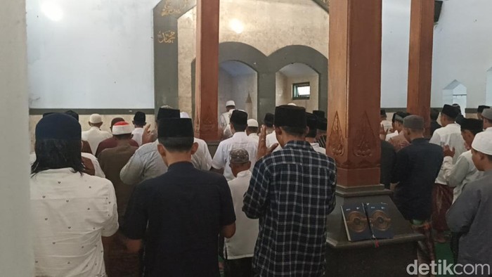 Jemaah Pondok Pesantren (Ponpes) Al Khoiriyah Tulungagung merayakan Idul Fitri hari ini, Kamis (19/3/2026).