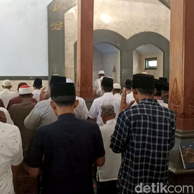 Khusyuk Tanpa Speaker, Jemaah Ponpes Al Khoiriyah Rayakan Idul Fitri Lebih Awal