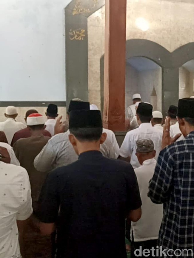 Khusyuk Tanpa Speaker, Jemaah Ponpes Al Khoiriyah Rayakan Idul Fitri Lebih Awal