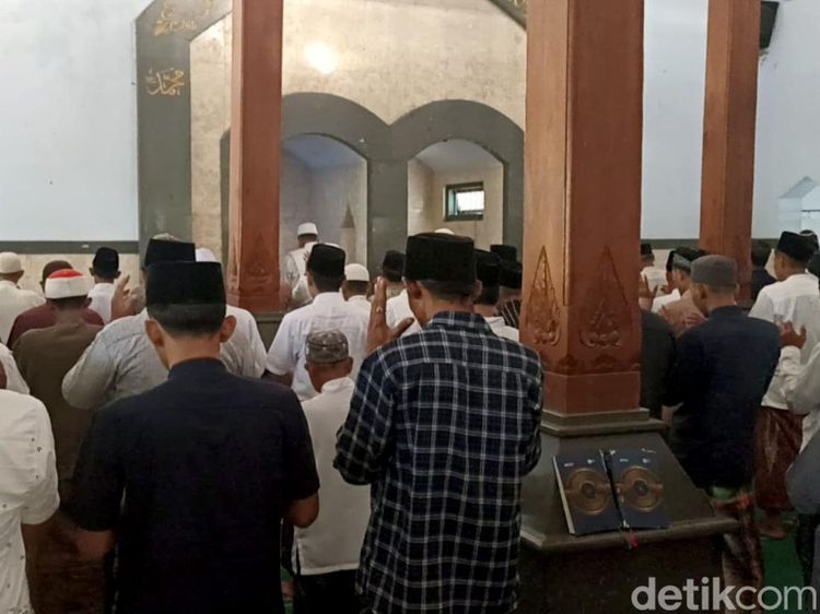 Khusyuk Tanpa Speaker, Jemaah Ponpes Al Khoiriyah Rayakan Idul Fitri Lebih Awal