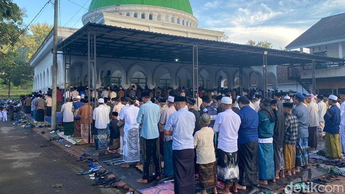 Jemaah Ponpes Mahfilud Duror Jember menggelar salat Idul Fitri hari ini, Kamis (19/3/2026).