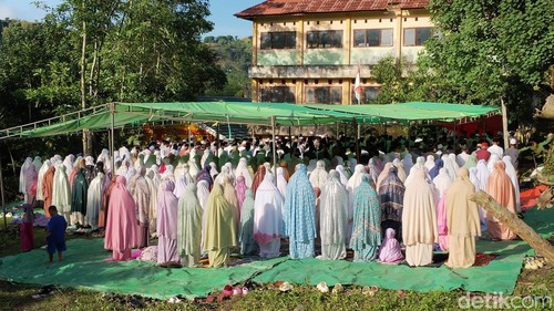 Jemaah Tarekat Naqsabandiyah di Bima menggelar salat Idul Fitri, hari ini, Kamis (19/3/2026).