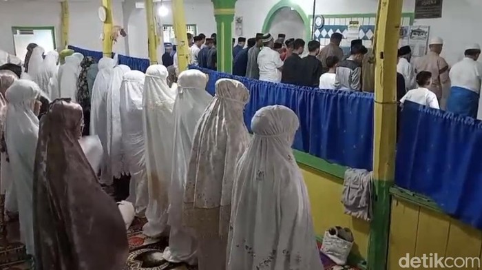 Jemaah Tarekat Naqsabandiyah di Padang berlebaran hari ini. (Foto: Jeka Kampai/detikSumut)
