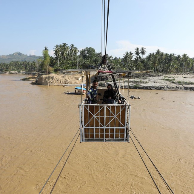 Jembatan Putus, Warga Bireuen Gunakan Kereta Gantung Seberangi Sungai