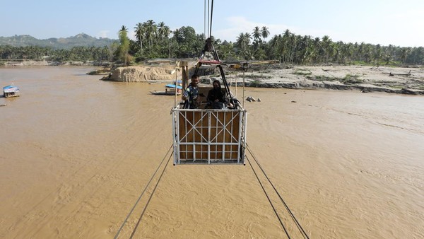 Jembatan Putus, Warga Bireuen Gunakan Kereta Gantung Seberangi Sungai