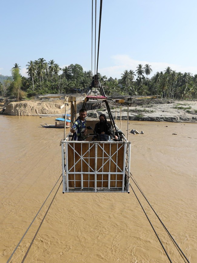 Jembatan Putus, Warga Bireuen Gunakan Kereta Gantung Seberangi Sungai
