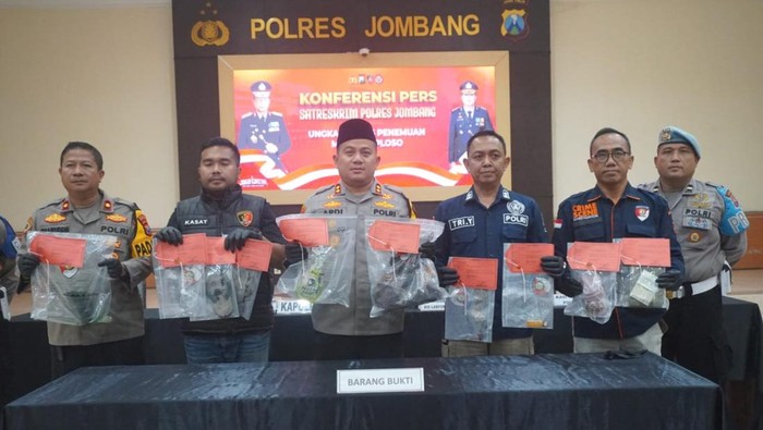 Kapolres Jombang AKBP Ardi Kurniawan dan jajarannya saat press release