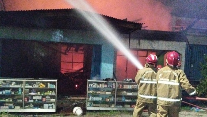 Kebakaran rumah warga di Desa Pengasinan, Kecamatan Gunung Sindur, Bogor, Kamis (19/3) dini hari.