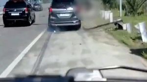 Video Detik-detik Avanza Tabrak Besi Pembatas Jalan Sampai Nembus Bodi Mobil