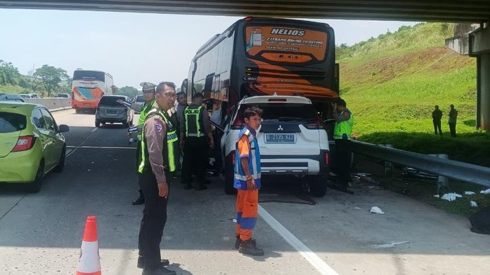 Kecelakaan Xpander vs Bus di Tol Batang, Kamis (19/3/2026).
