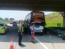 Xpander Tabrak Bus di Tol Batang, 2 Pemudik Tewas
