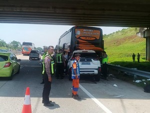 Xpander Tabrak Bus di Tol Batang, 2 Pemudik Tewas