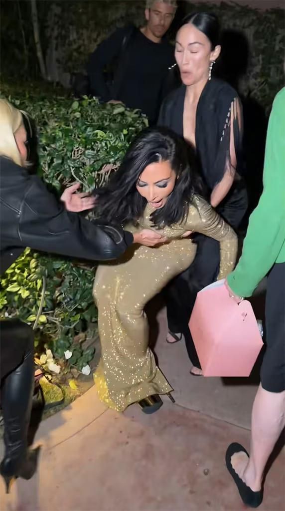 Kim Kardashian jatuh ke semak di Vanity Fair 2026.