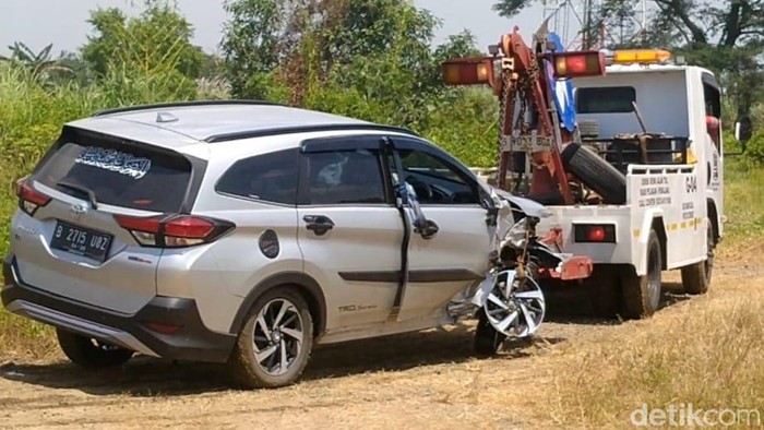 Mobil Toyota Rush menabrak mobil Honda BR-V yang sedang berhenti di bahu jalan tol wilayah Pemalang, Kamis (19/3/2026).