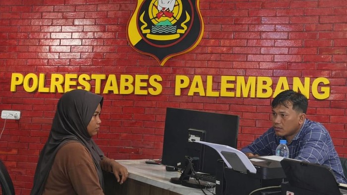 Korban Chelsea saat melapor ke Polrestabes Palembang