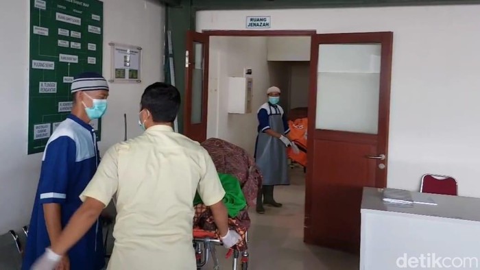 Korban kecelakaan mobil pemudik di jalur tol Pejagan-Pemalang wilayah Kabupaten Tegal dibawa ke RS  Siaga Medika Pemalang, Kamis (19/3/2026).