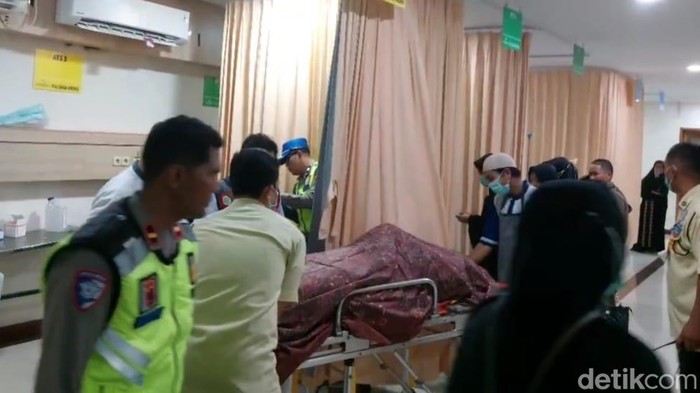 Korban kecelakaan mobil pemudik di jalur tol Pejagan-Pemalang wilayah Kabupaten Tegal dibawa ke RS Siaga Medika Pemalang, Kamis (19/3/2026).