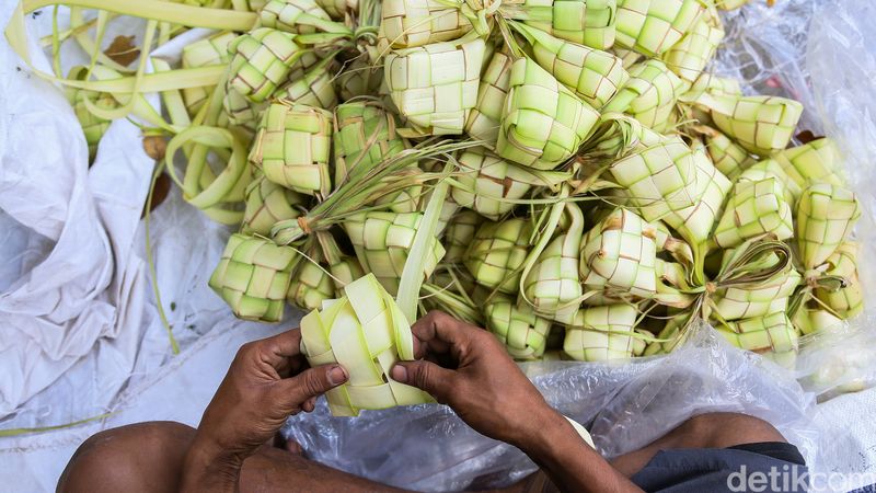 Sejumlah pedagang menjajakan kulit ketupat di Pasar Pondok Labu, Jakarta Selatan, Kamis (19/3/2026). Menjelang Hari Raya Idulfitri, pedagang kulit ketupat mulai ramai di Pasar Pondok Labu, dengan aktivitas jual beli yang meningkat.