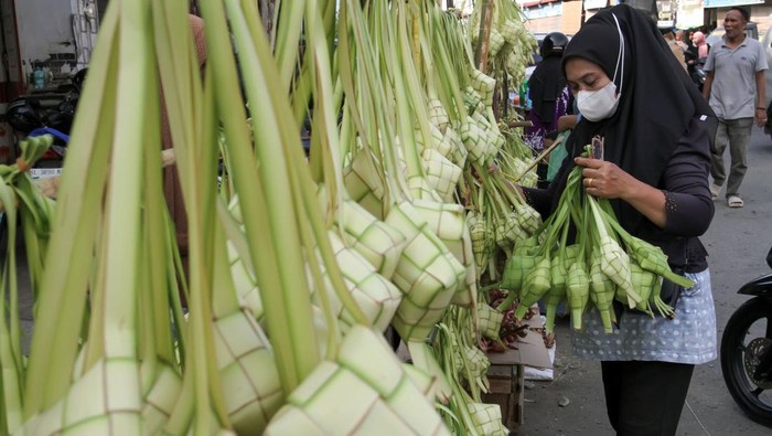 Kulit Ketupat Laris Manis Jelang Lebaran di Lhokseumawe Pedagang menjual kulit ketupat di pasar tradisional Kota Lhokseumawe, Aceh, Kamis (19/3/2026). Memasuki H-2 Lebaran, penjualan kulit ketupat berbahan daun kelapa (janur) yang dijual Rp10 ribu per ikat isi lima buah terus meningkat hingga 200-250 kulit per hari dari hari sebelumnya sebanyak 80-100 kulit per hari. ANTARA FOTO/Rahmad/wsj.