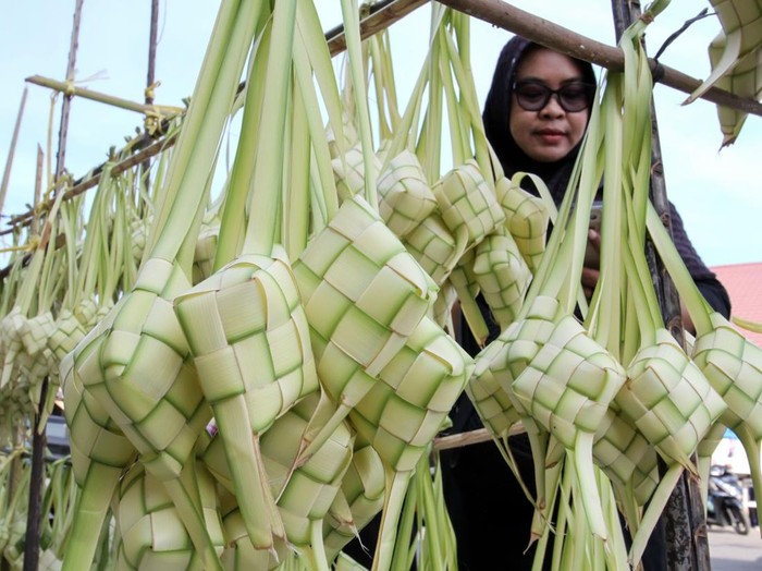 Pedagang menjual kulit ketupat di pasar tradisional Kota Lhokseumawe, Aceh, Kamis (19/3/2026). Memasuki H-2 Lebaran, penjualan kulit ketupat berbahan daun kelapa (janur) yang dijual Rp10 ribu per ikat isi lima buah terus meningkat hingga 200-250 kulit per hari dari hari sebelumnya sebanyak 80-100 kulit per hari. ANTARA FOTO/Rahmad/wsj.