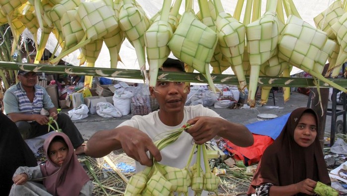 Pedagang menjual kulit ketupat di pasar tradisional Kota Lhokseumawe, Aceh, Kamis (19/3/2026). Memasuki H-2 Lebaran, penjualan kulit ketupat berbahan daun kelapa (janur) yang dijual Rp10 ribu per ikat isi lima buah terus meningkat hingga 200-250 kulit per hari dari hari sebelumnya sebanyak 80-100 kulit per hari. ANTARA FOTO/Rahmad/wsj.