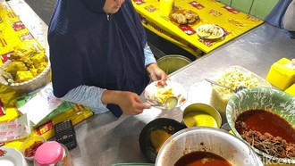 Sejak 1950! Ini Kupat Glabed Racikan Pak Makhali yang Melegenda