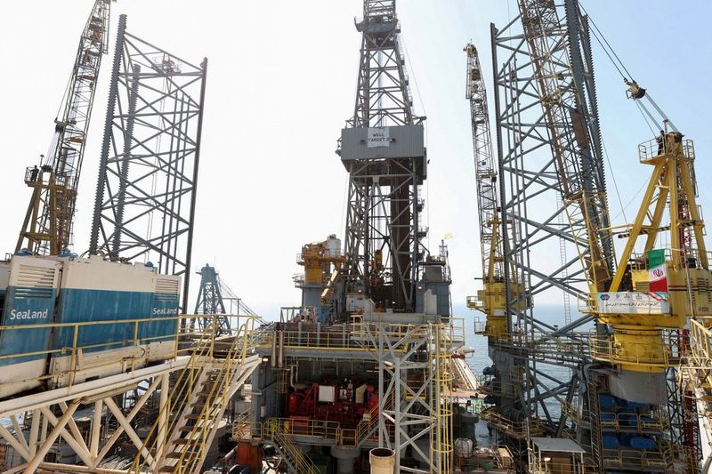 Sebuah gambar menunjukkan pemandangan fase 12 fasilitas ladang gas South Pars di dekat kota Kangan di selatan Iran, di tepi Teluk, pada 22 Januari 2014. Harga minyak melonjak setelah serangan Israel menghantam fasilitas Iran di ladang gas utama Teluk pada 18 Maret 2026, yang mendorong Teheran untuk menyerukan serangan balasan terhadap infrastruktur energi. Serangan tersebut menghantam ladang gas raksasa South Pars/North Dome, cadangan gas terbesar yang diketahui di dunia, yang memasok sekitar 70% gas alam domestik Iran.