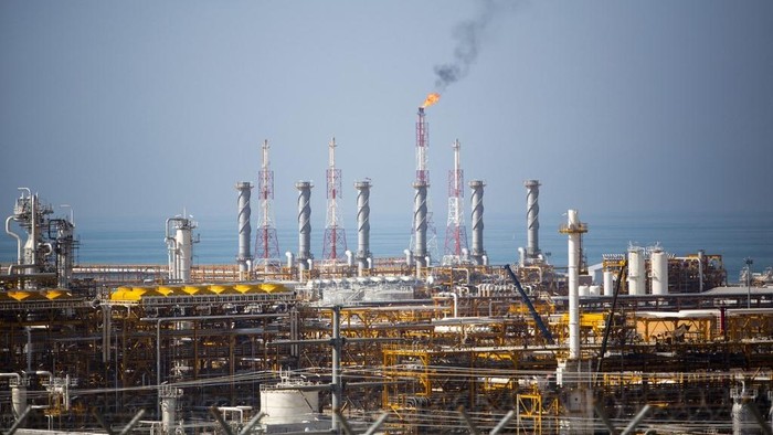 Sebuah gambar menunjukkan pemandangan fase 12 fasilitas ladang gas South Pars di dekat kota Kangan di selatan Iran, di tepi Teluk  22 Januari 2014. 
