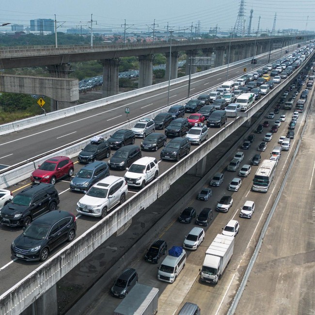 Puncak Mudik H-2 Lebaran, Tol Japek hingga MBZ Macet Panjang