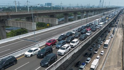 Puncak Mudik H-2 Lebaran, Tol Japek hingga MBZ Macet Panjang