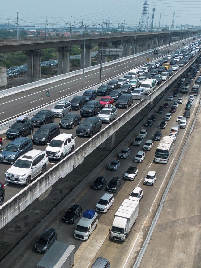 Puncak Mudik H-2 Lebaran, Tol Japek hingga MBZ Macet Panjang