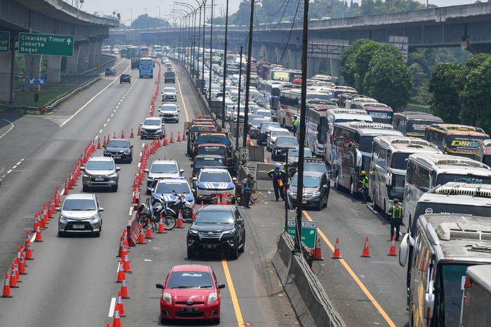Kendaraan pribadi (kiri) menggunakan jalur rekayasa lalu lintas lawan arah atau contraflow untuk menghindari kemacetan di Jalan Tol Jakarta-Cikampek KM 47 di Karawang, Jawa Barat, Kamis (19/3/2026). Pada H-2 Lebaran lalu lintas Tol Jakarta-Cikampek m