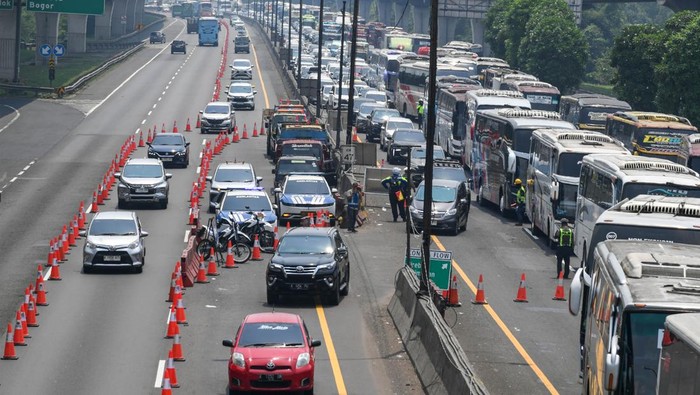 Kendaraan pribadi (kiri) menggunakan jalur rekayasa lalu lintas lawan arah atau contraflow untuk menghindari kemacetan di Jalan Tol Jakarta-Cikampek KM 47 di Karawang, Jawa Barat, Kamis (19/3/2026). Pada H-2 Lebaran lalu lintas Tol Jakarta-Cikampek m