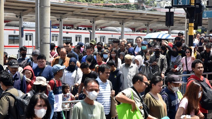 Sejumlah penumpang KRL Commuter Line berjalan di peron Stasiun Bogor, Jawa Barat, Kamis (19/3/2026). PT Kereta Commuter Indonesia (KAI Commuter) mengoperasikan sebanyak 1.149 perjalanan KRL Commuter Line setiap hari pada masa angkutan Lebaran 2026 di area Jabodetabek, Merak dan sekitarnya termasuk perjalanan ke Bandara Soekarno Hatta. ANTARA FOTO/Arif Firmansyah/wsj.