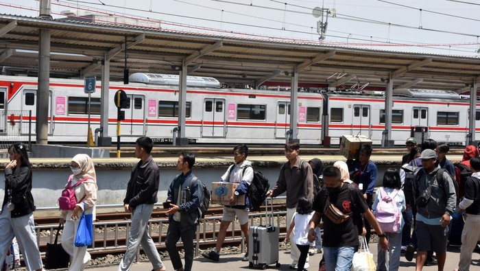 Sejumlah penumpang KRL Commuter Line berjalan di peron Stasiun Bogor, Jawa Barat, Kamis (19/3/2026). PT Kereta Commuter Indonesia (KAI Commuter) mengoperasikan sebanyak 1.149 perjalanan KRL Commuter Line setiap hari pada masa angkutan Lebaran 2026 di area Jabodetabek, Merak dan sekitarnya termasuk perjalanan ke Bandara Soekarno Hatta. ANTARA FOTO/Arif Firmansyah/wsj.