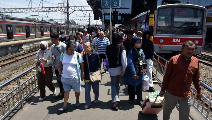 Sejumlah penumpang KRL Commuter Line berjalan di peron Stasiun Bogor, Jawa Barat, Kamis (19/3/2026). PT Kereta Commuter Indonesia (KAI Commuter) mengoperasikan sebanyak 1.149 perjalanan KRL Commuter Line setiap hari pada masa angkutan Lebaran 2026 di area Jabodetabek, Merak dan sekitarnya termasuk perjalanan ke Bandara Soekarno Hatta. ANTARA FOTO/Arif Firmansyah/wsj.