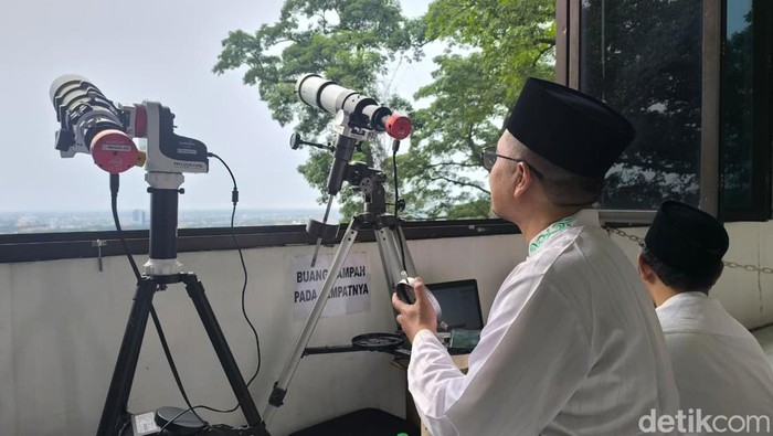 Lembaga Falakiyah Nahdhatul Ulama (LFNU) Gresik melakukan pemantauan hilal di Bukit Condrodipo