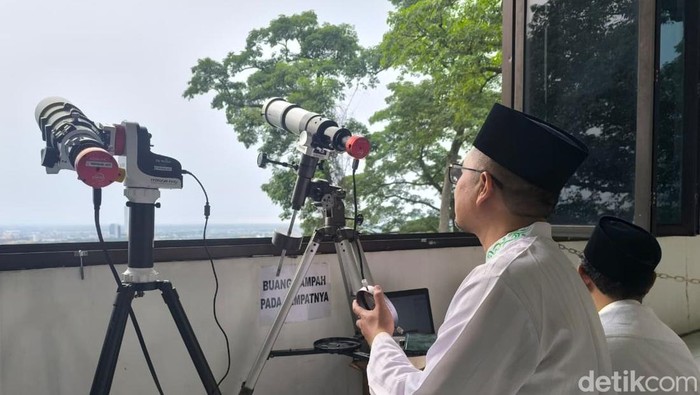 Lembaga Falakiyah Nahdhatul Ulama (LFNU) Gresik melakukan pemantauan hilal di Bukit Condrodipo