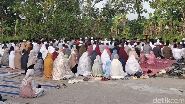 Majelis Cinta Alquran (MCA) Cabang Bojonegoro melaksanakan salat Idul Fitri 1 Syawal 1447 Hijriah hari ini, Kamis (19/3/2026).
