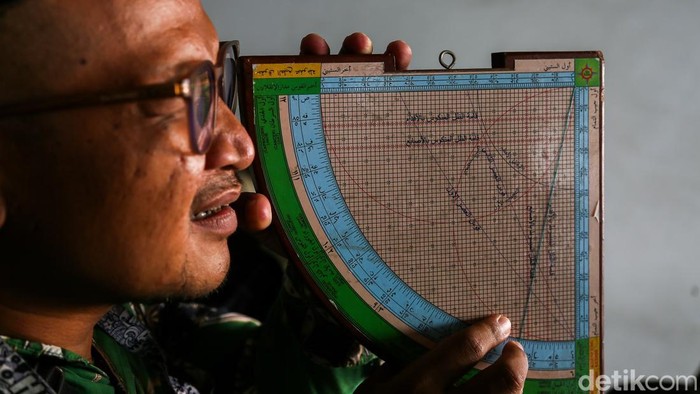 Perbedaan metode hisab dan rukyatul hilal dalam sidang isbat.