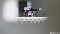 Petugas menggunakan alat optik untuk memastikan posisi hilal sesuai kriteria visibilitas yang ditentukan. 