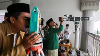 Petugas Lembaga Falakiyah PWNU DKI Jakarta mengamati hilal di Masjid KH Hasyim Asy’ari, Kamis (19/3/2026).