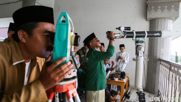 Petugas Lembaga Falakiyah PWNU DKI Jakarta mengamati hilal di Masjid KH Hasyim Asy’ari, Kamis (19/3/2026).