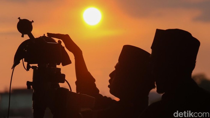 Ketentuan tinggi minimal hilal sidang isbat Idul Adha 2026.