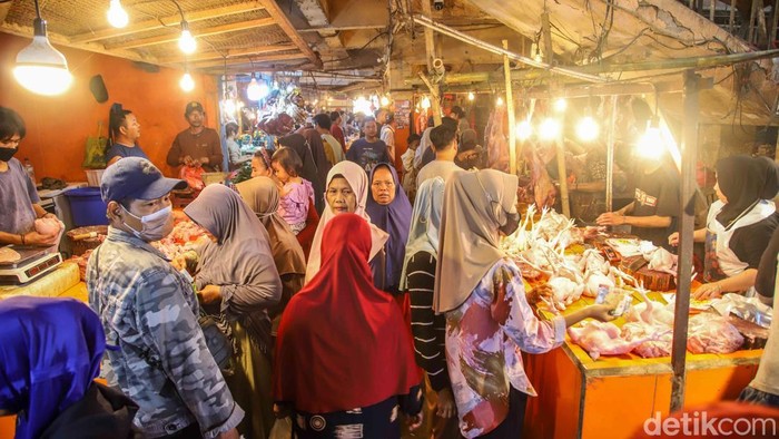 Sejumlah warga memadati Pasar Babelan, Kabupaten Bekasi, Jawa Barat, Kamis (19/3/2026), untuk berbelanja berbagai kebutuhan Lebaran. Suasana pasar tampak lebih ramai dibanding hari biasa, dengan lalu lalang pembeli yang membawa kantong belanja berisi bahan makanan.