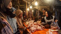 Ayam kampung dijual dengan harga Rp200.000 per ekor. Ayam jenis ini banyak diminati karena dianggap memiliki cita rasa yang lebih gurih dan tekstur daging yang lebih padat, cocok untuk hidangan spesial saat hari raya. 