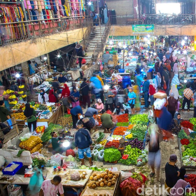 Meski Harga Naik, Warga Tetap Padati Pasar